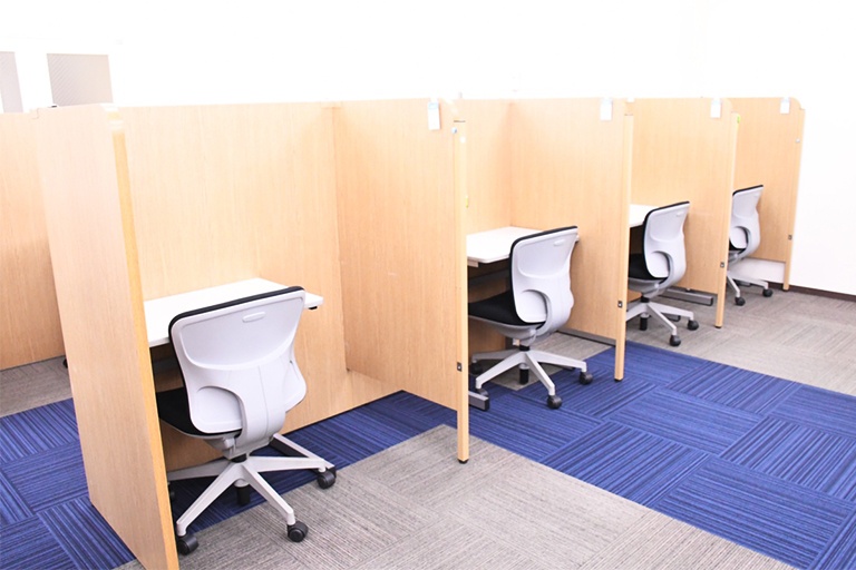 充実の学習環境:パーソナルに区切られた自習席。集中しやすいとご好評いただいています。