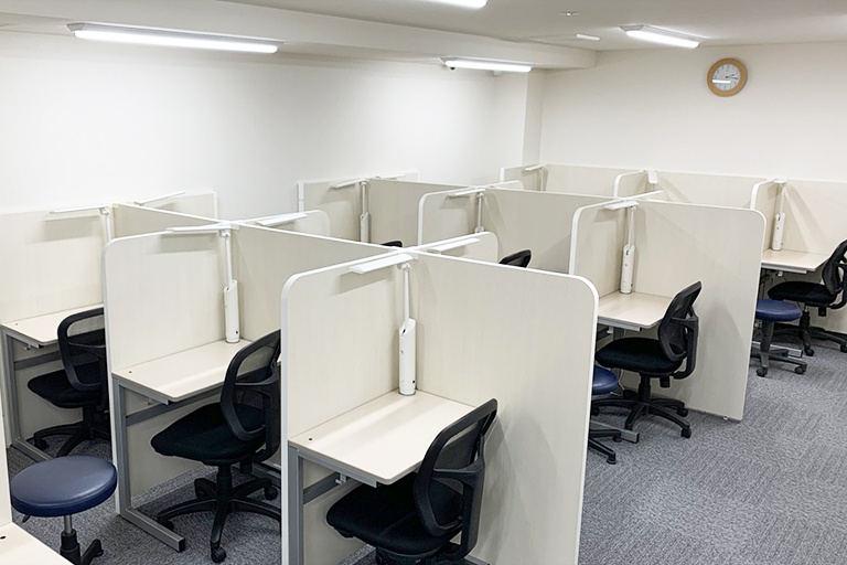 充実の学習環境:授業ブースはパーテーションや照度にもこだわり、学びたくなる学習環境を整えています。