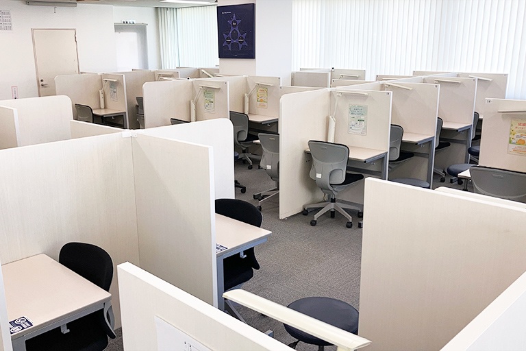 充実の学習環境:広々とした授業スペースで授業を行っています。曜日時間によっては満席になっています。