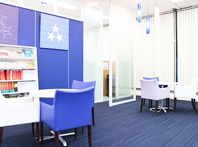 充実の学習環境:オープンな環境のフリースペース。お気軽にご質問・ご相談などをしていただけます。