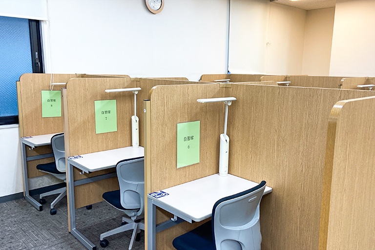 充実の学習環境:自習スペースは1人ひとり区切られた設計。しっかりと自分の勉強に集中できます!