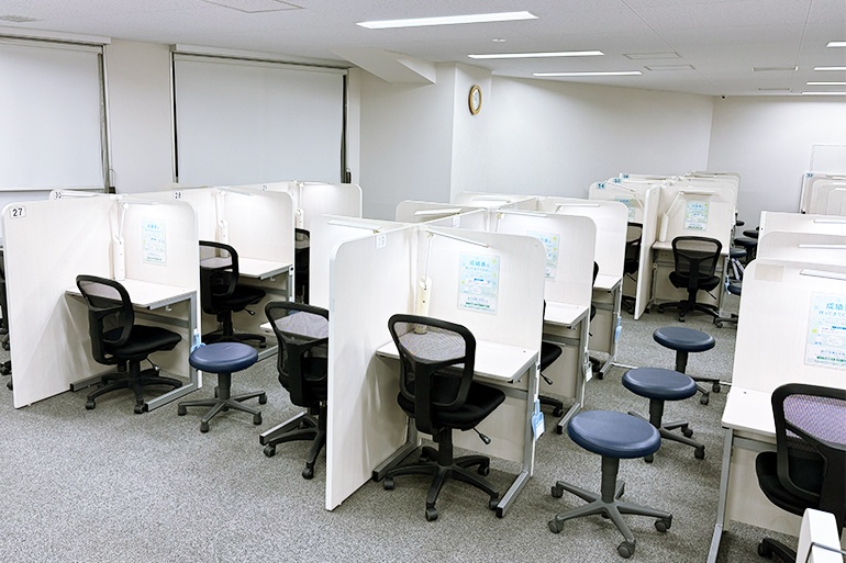 充実の学習環境:授業は先生1名につき生徒2名までの個別指導。きめ細かな指導で着実に力を伸ばします。