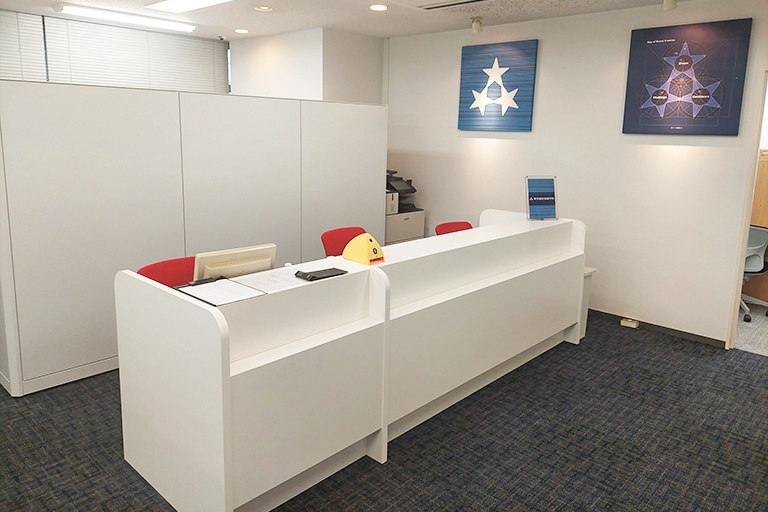 充実の学習環境:受付カウンターです。ご相談やご質問がございましたら、お気軽にお声がけください。