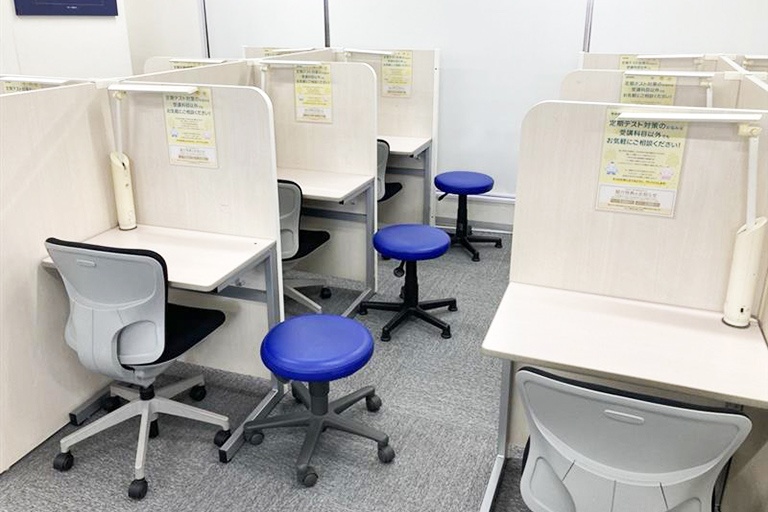 充実の学習環境:パーテーションで1人ずつ区切られているので、自分の勉強に集中できます。