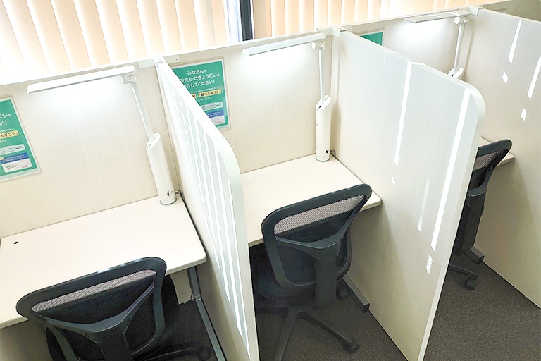 充実の学習環境:無料で使用できる自習席。集中しやすいと評判です。