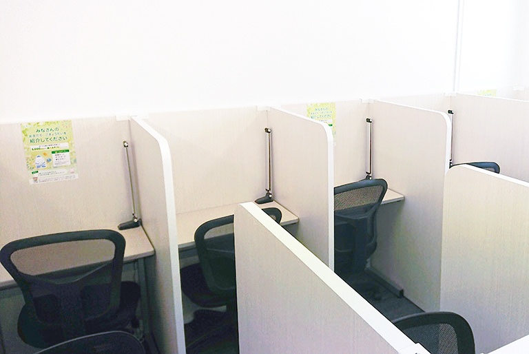 充実の学習環境:自習スペースは1人ひとり区切られた設計。しっかりと自分の勉強に集中できます!