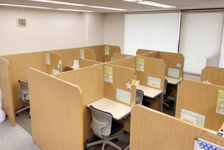 充実の学習環境:パーテーションで1人ずつ区切られているので、自分の勉強に集中できます。