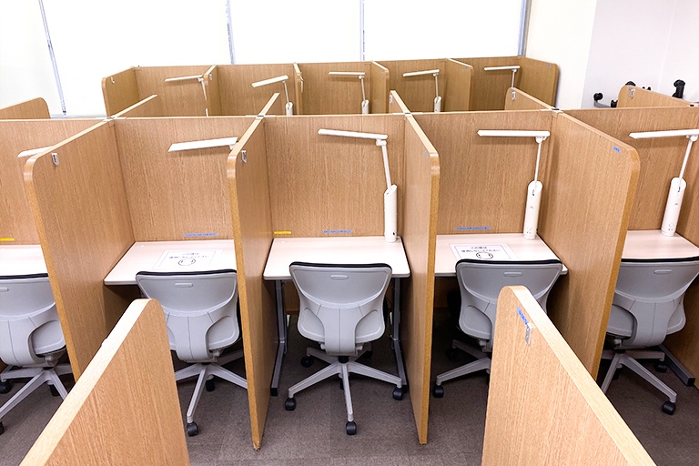 充実の学習環境:自習スペースは1人ひとり区切られた設計。しっかりと自分の勉強に集中できます!