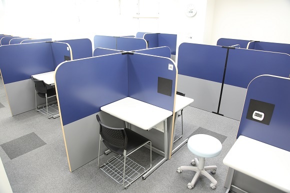 充実の学習環境:レッスンブースです。集中して学習に取り組めますよ。