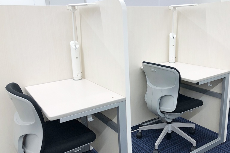 充実の学習環境:自習スペースは1人ひとり区切られた設計。しっかりと自分の勉強に集中できます!