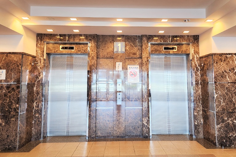 充実の学習環境:こちらのエレベーターホールから5階に上がった先が教室エントランスです。