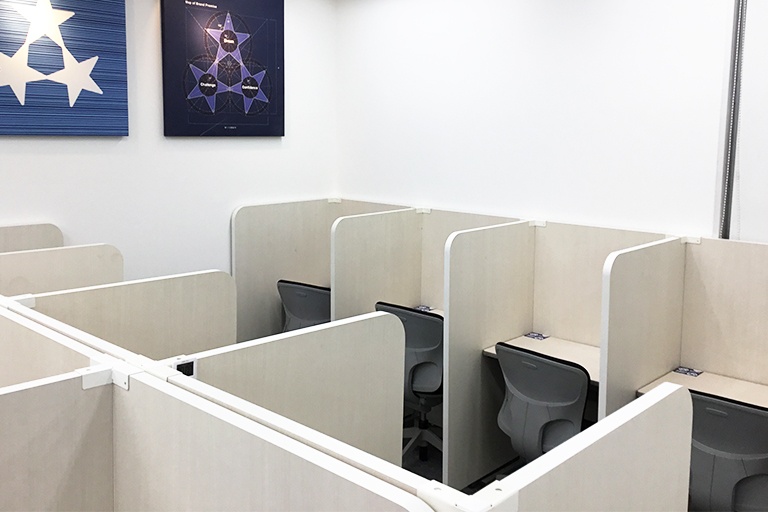 充実の学習環境:自習スペースは1人ひとり区切られた設計。しっかりと自分の勉強に集中できます!