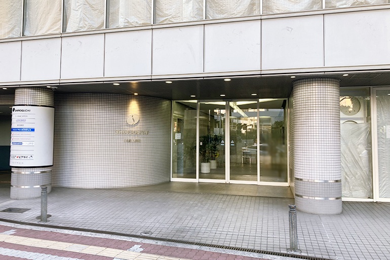 充実の学習環境:教室へはこちらの入口から3階へ。教室見学もできますのでお気軽にお越しください。