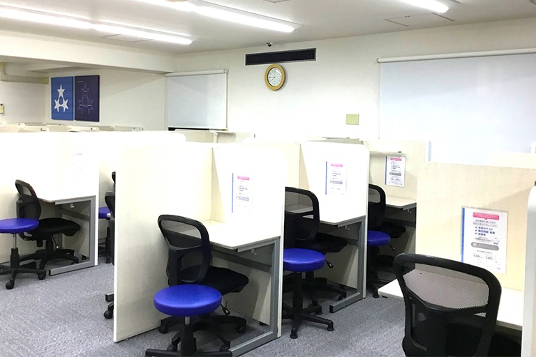 充実の学習環境:個別指導ブース。演習中も講師がいつも隣にいて、質問がしやすい環境です。