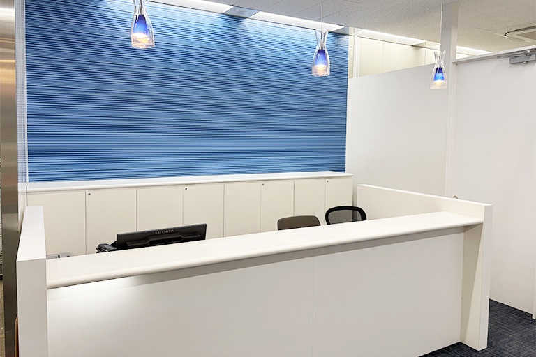 充実の学習環境:開放的な受付カウンター。ご質問・ご相談など、どんな小さなことでもお気軽にお声かけください