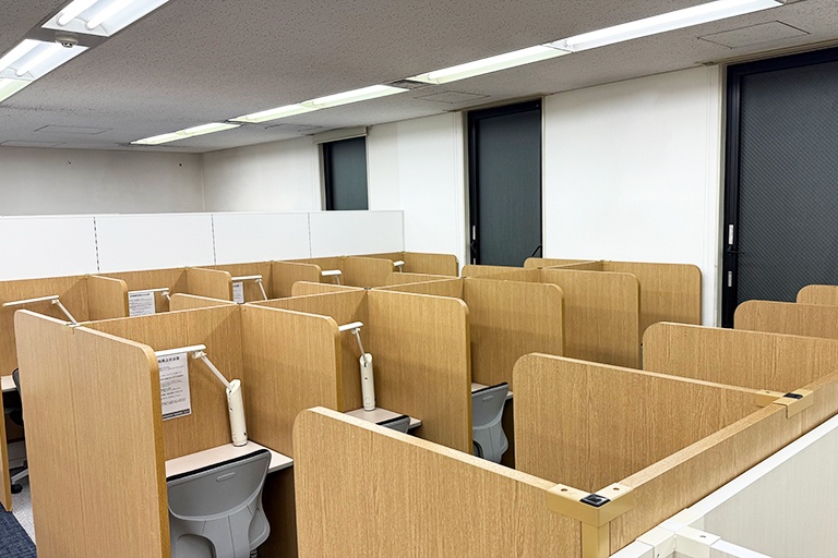 充実の学習環境:自習スペースは1人ひとり区切られた設計。しっかりと自分の勉強に集中できます!
