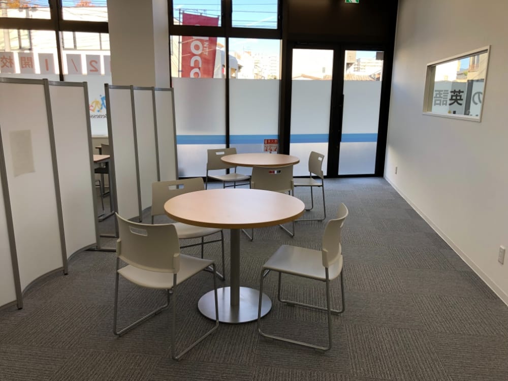 充実の学習環境:丸テーブルの自習席もある!