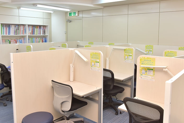 充実の学習環境:集中しやすいようパーテーションで区切られた授業ブース。