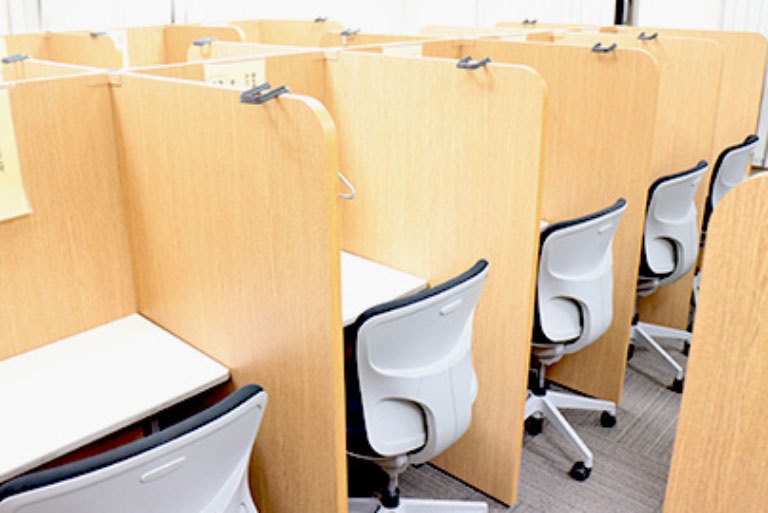 充実の学習環境：無料で使用できる自習席。集中しやすいと評判です。