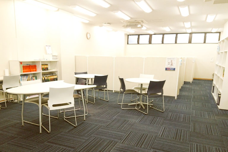 充実の学習環境:オープンな環境のフリースペース。お気軽にご質問・ご相談などをしていただけます。