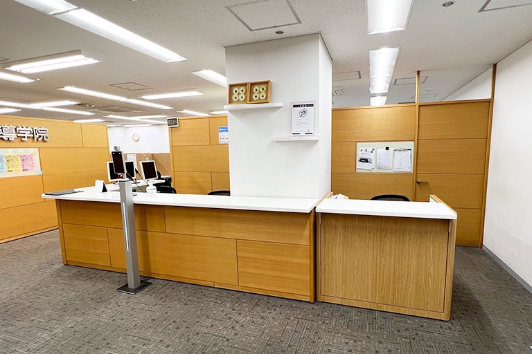 充実の学習環境:開放的な受付カウンター。ご質問・ご相談など、どんな小さなことでもお気軽にお声かけください。