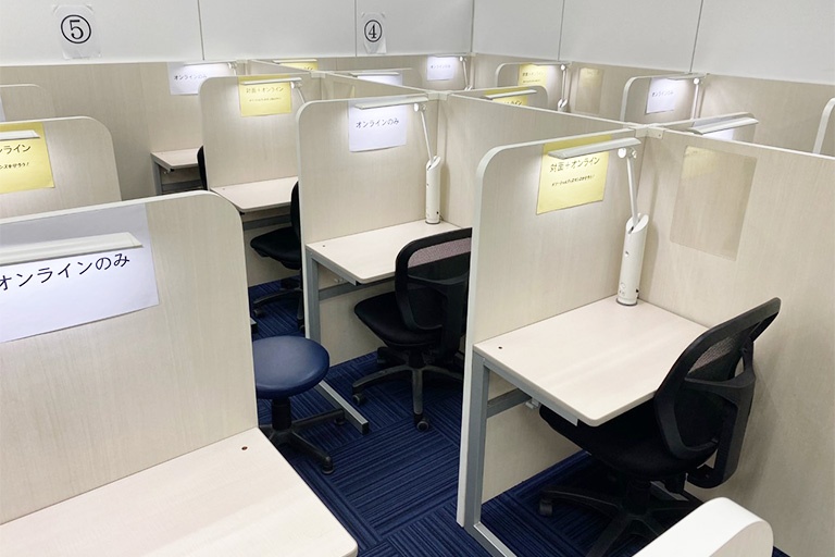 充実の学習環境:パーテーションで1人ずつ区切られているので、自分の勉強に集中できます。