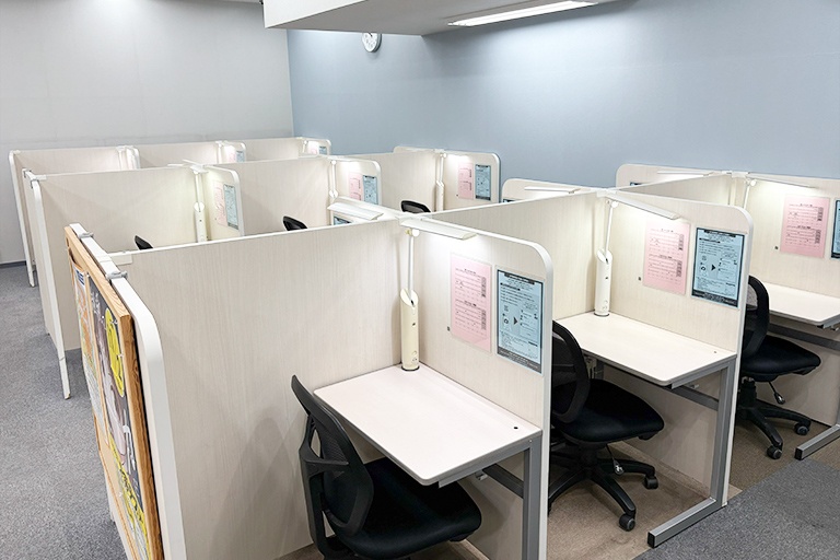 充実の学習環境:パーテーションで1人ずつ区切られているので、自分の勉強に集中できます。
