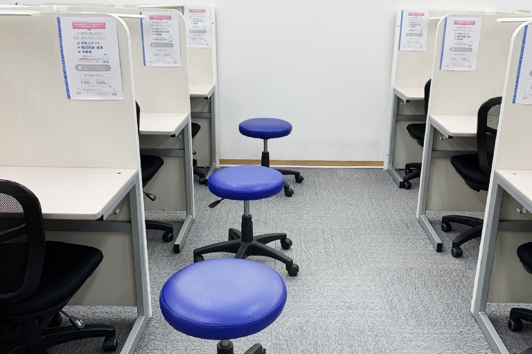 充実の学習環境:授業は講師1名につき生徒2名までの個別指導。きめ細かな指導で着実に力を伸ばします。