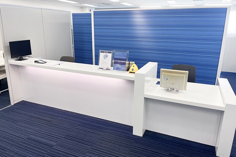 充実の学習環境:開放的な受付カウンター。ご質問・ご相談など、どんな小さなことでもお気軽にお声かけください。