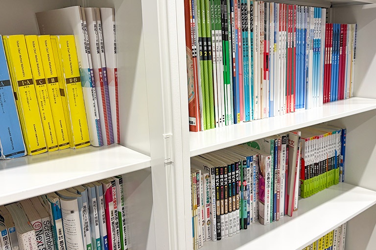 充実の学習環境:対応テキストは十分な種類・量を準備。お子さまの課題や目標に合わせて対応しています。