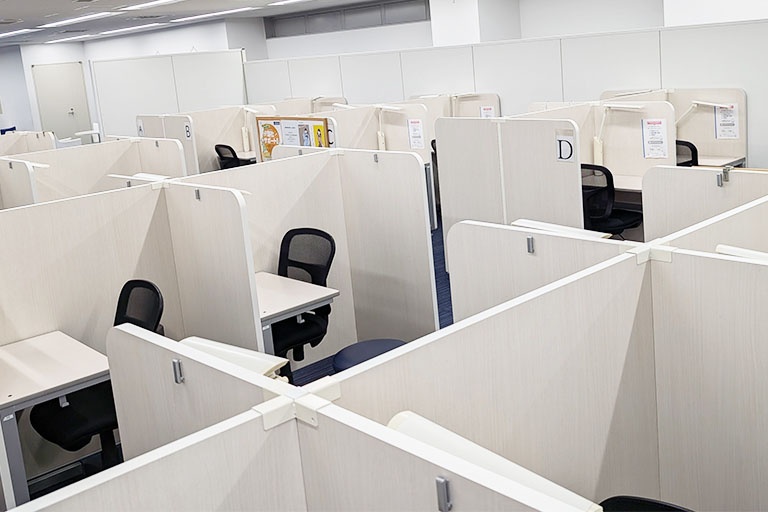 充実の学習環境:パーテーションで区切られた集中しやすいブースでレッスン。