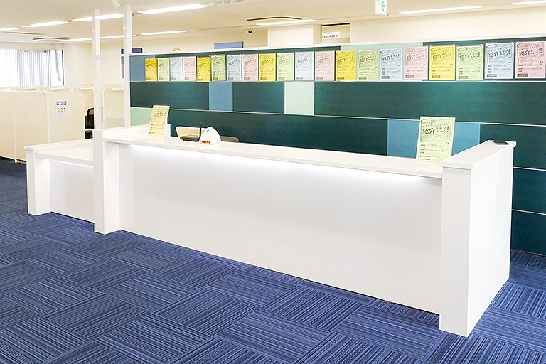 充実の学習環境:教室で何かわからないことがあれば、受付カウンターまでお気軽にご相談ください。