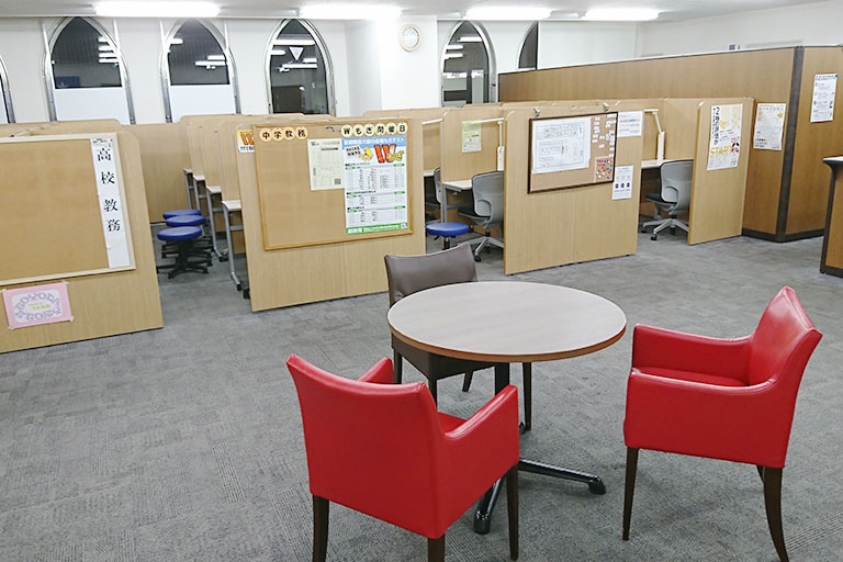 充実の学習環境:オープンな環境のフリースペース。お気軽にご質問・ご相談などをしていただけます。