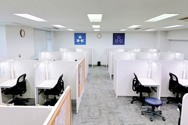 充実の学習環境:個別指導ブース。演習中も講師がいつも隣にいて、質問がしやすい環境です。