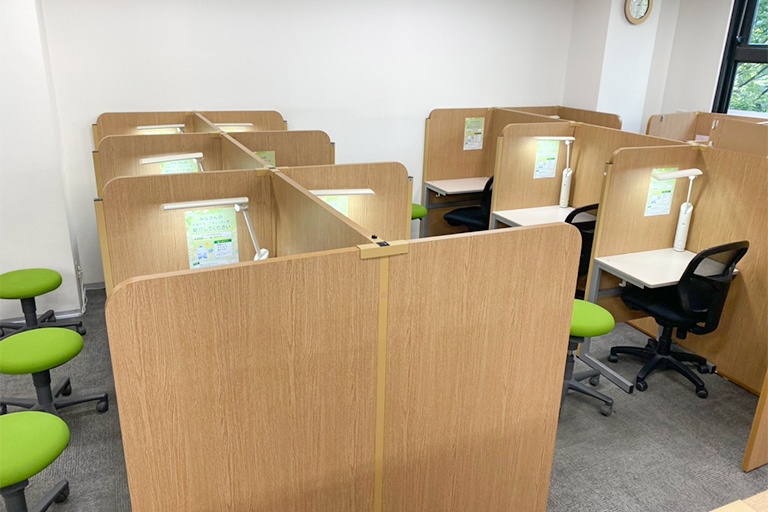 充実の学習環境:集中しやすいようパーテーションで区切られた授業ブース。