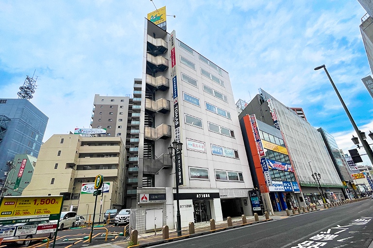 充実の学習環境:JR八王子駅北口のバスターミナルを右方向に進むと左側にある「KDX八王子ビル」8Fが八王子教室です