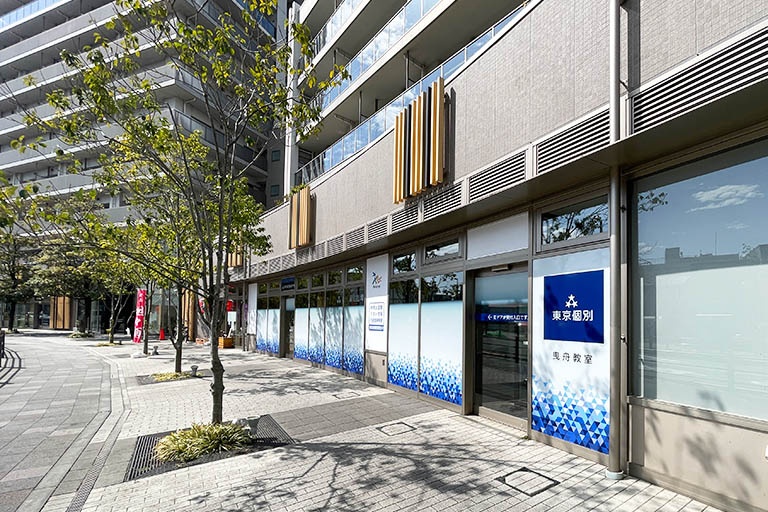 充実の学習環境:「ひきふね図書館」右手の交差点斜め向かいの「アトラスタワー曳舟」1Fが曳舟教室です。