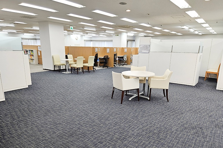充実の学習環境:オープンな環境のフリースペース。お気軽にご質問・ご相談などをしていただけます。