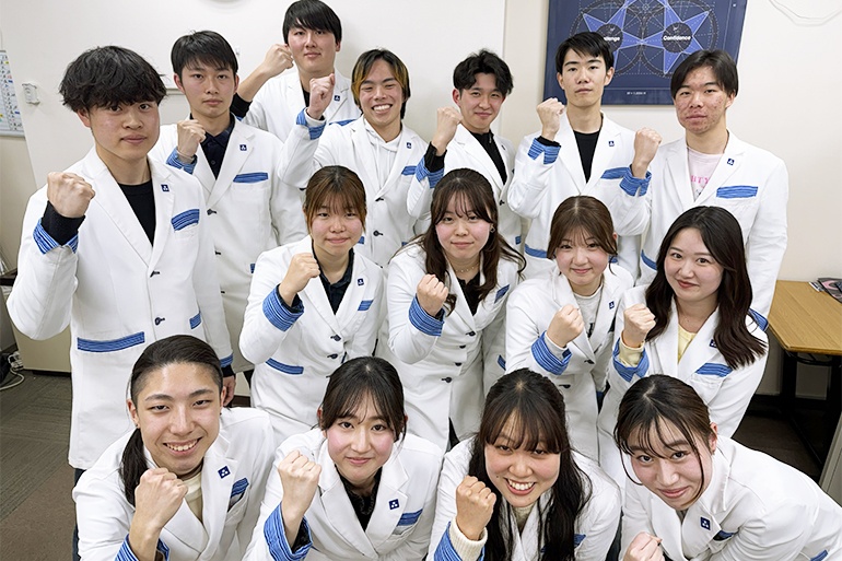 熱意ある先生たち。教室全体でお子さまの学習をサポートします。