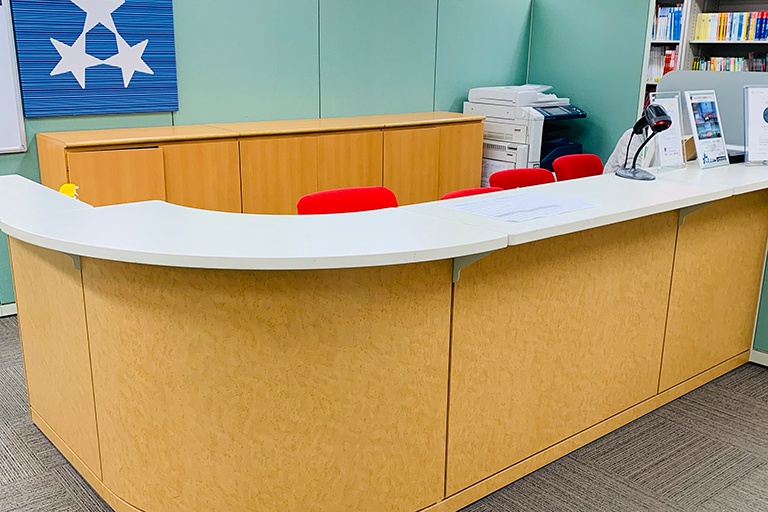 充実の学習環境:教室で何かわからないことがあれば、受付カウンターまでお気軽にご相談ください。