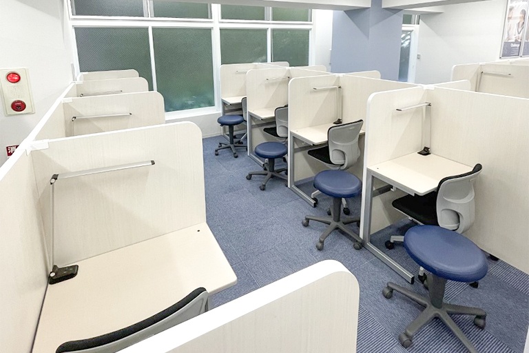 充実の学習環境:パーソナルに区切られた授業ブース。集中しやすいとご好評いただいています。