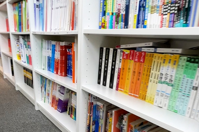 充実の学習環境:対応テキストは十分な種類・量を準備。お子さまの課題や目標に合わせて対応しています。
