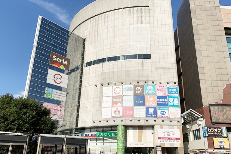 充実の学習環境:多摩センター教室は、多摩センター駅南口を出ると左手にある、「マグレブEAST」というビルの6階です。