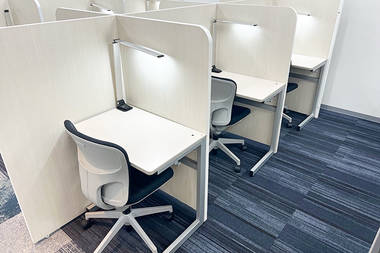 充実の学習環境:無料で使用できる自習席。集中しやすいと評判です。