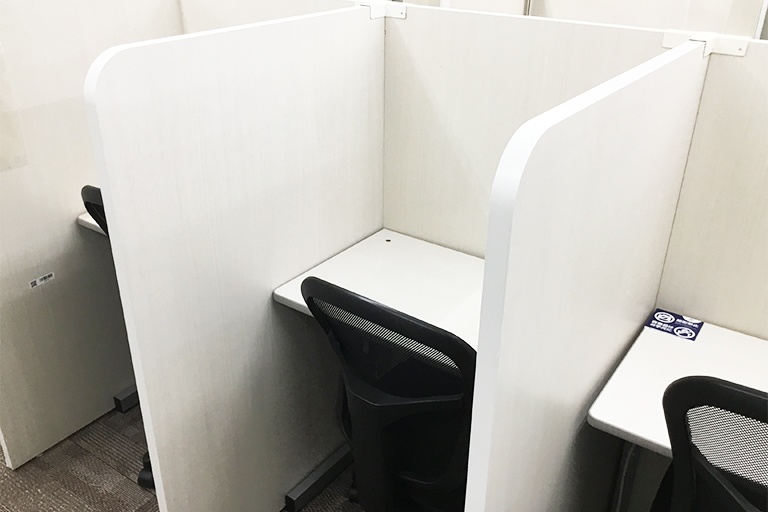 充実の学習環境:パーソナルに区切られた自習席。集中しやすいとご好評いただいています。