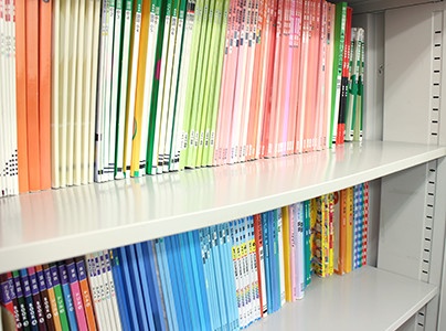 充実の学習環境:対応テキストは十分な種類・量を準備。受験情報資料も多数そろえ、お子さまの目標や課題に合わせて対応しています。