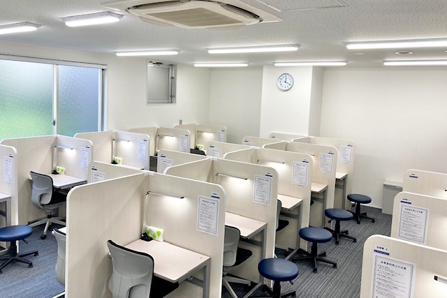 充実の学習環境:パーソナルに区切られた自習席。集中しやすいとご好評いただいています。