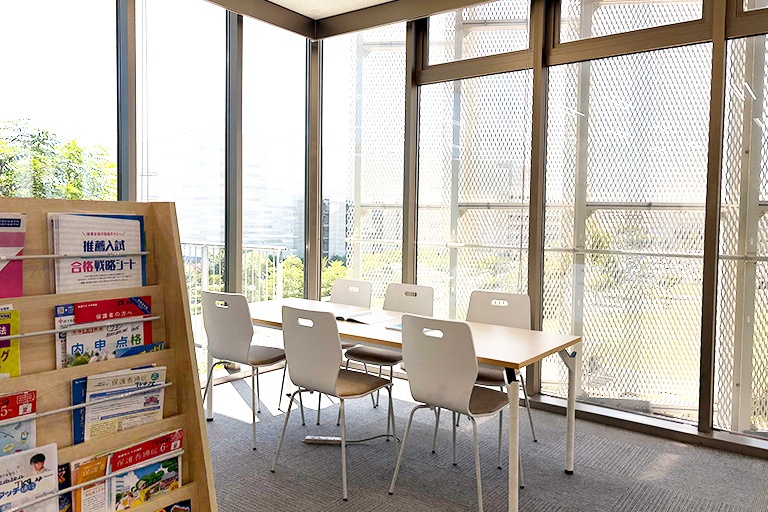 充実の学習環境:明るく開放感のある相談スペース。どのようなこともお気軽にご相談ください。