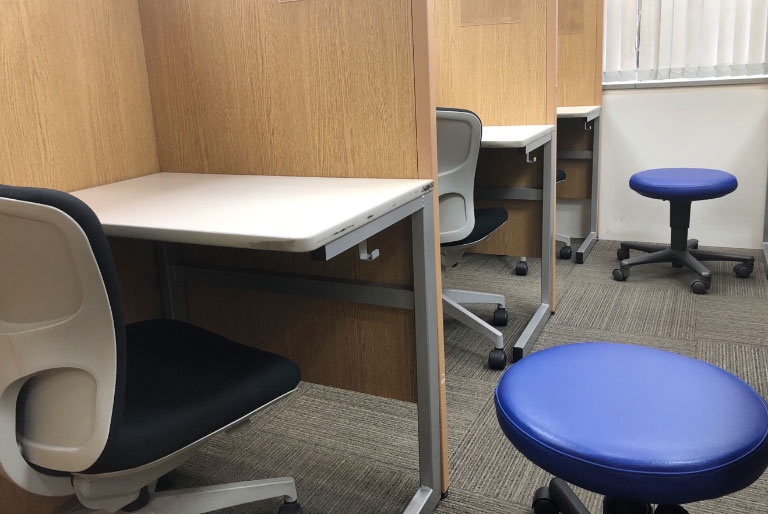 充実の学習環境:個別指導ブース。演習中も講師がいつも隣にいて、質問がしやすい環境です。