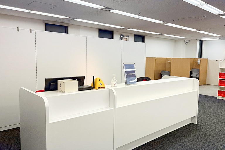 充実の学習環境:受付カウンター。ご質問・ご相談など、どんな小さなことでもお気軽にお声かけください。
